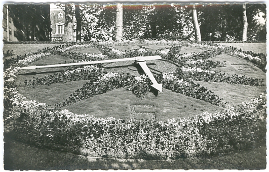 Horloge des jardins de la Mairie. CPSM N/B bord dentel, annes 50