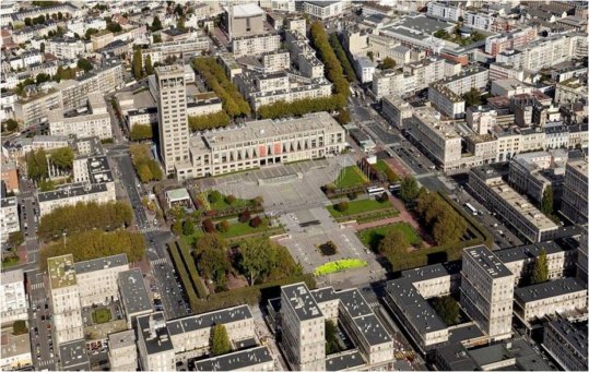 L’Htel de Ville et ses jardins devant les I.S.A.I dans les annes 60