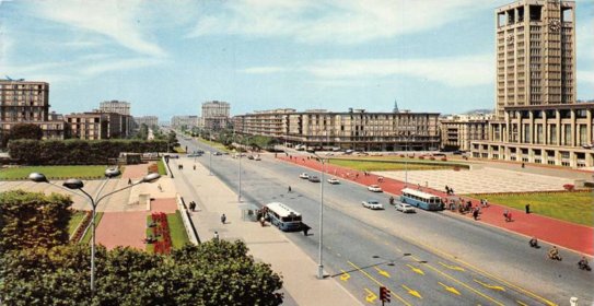 L’Hôtel de Ville et l’avenue Foch allant vers la Porte Océane et la mer (années 60)