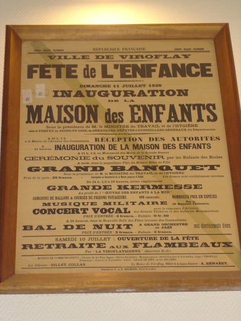 Affiche originale de l’inauguration de la Maison des Enfants, le dimanche 11 juillet 1926. Cette affiche est exposée actuellement dans l’escalier de la Salle Dunoyer de Segonzac. A noter que mention est faite de Mairie de l’avenue des Combattants pour l’accueil des personnalités, et et le jardin du nouvel Hôtel de Ville pour le grand bal. (photo JL 2005) Affiche originale de l’inauguration de la Maison des Enfants, le dimanche 11 juillet 1926. Cette affiche est exposée actuellement dans l’escalier de la Salle Dunoyer de Segonzac. A noter que mention est faite de Mairie de l’avenue des Combattants pour l’accueil des personnalités, et et le jardin du nouvel Hôtel de Ville pour le grand bal. (photo JL 2005)
