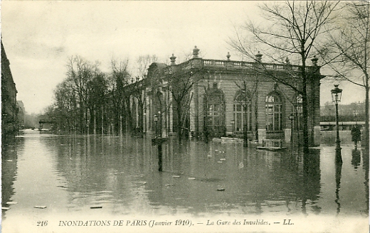 Rue et trottoir inondés devant la gare des Invalides.
