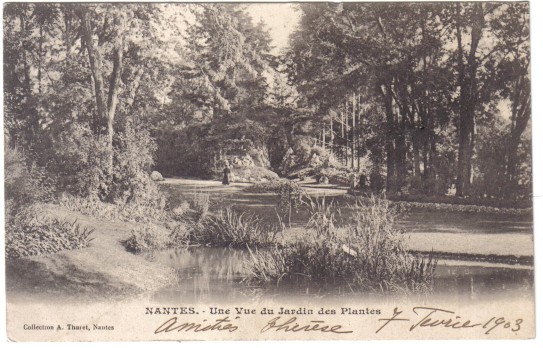 Un magnifique jardin botanique, dot de serres tropicales,  la porte de la gare du chemin de fer de l’Etat.