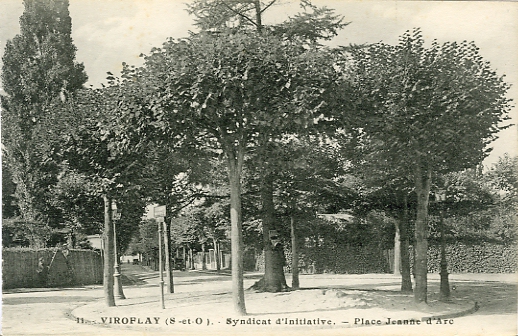 Au bout de la rue Chanzy, la place Jeanne d’Arc late vers 4 directions. Dans cette vue, la rue Victor Hugo.