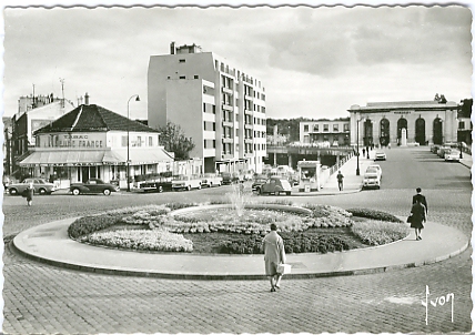 La gare vue depuis la rue des Chantiers et le caf de La Jeune France. CPSM annes 50, bord dentel grand format (coll. part.)