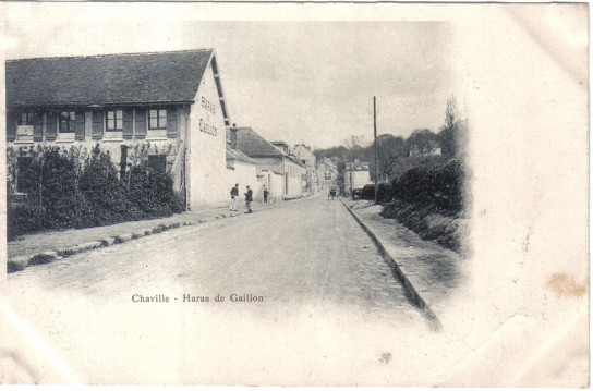 Vue dgage de la rue de Jouy  la hauteur de l’entre du Haras. Seconde CPA prcurseur. (coll. part.)