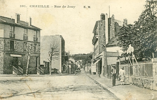 La rue de Jouy à la hauteur de la place de Verdun et du restaurant Valroff (à droite) (coll. part.) La rue de Jouy à la hauteur de la place de Verdun et du restaurant Valroff (à droite) (coll. part.)