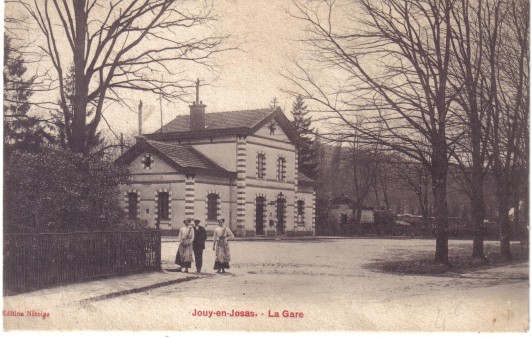 Petite animation au sortir de la place de la Gare de Jouy. CPA spia. Coll. part.