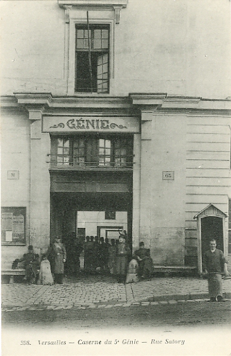 Le corps de btiment du 63 rue de Satory abritait au dbut du XXe sicle une caserne du 5e Gnie. C’est maintenant l’entre du lyce Jules Ferry, au 29 rue du Mal Joffre. (coll. part.)