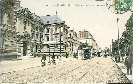 Belle perspective du tramway devant le Palais de justice et la Prison. Les excutions capitales avaient lieu sur le trottoir devant la porte de la Prison. (coll. part.)