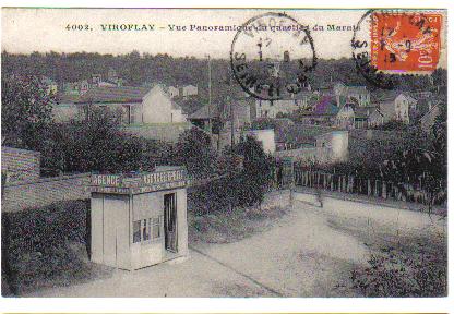 Kiosque d’agence immobilire sur la place devant la gare rive-droite (coll. part.)