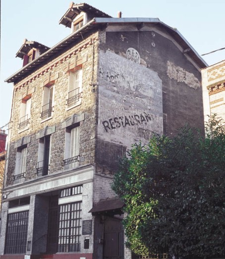 La Popote des Ailes tait un restaurant frquent quotidiennement,  l’heure du djeuner, par les pilotes d’essais en vol de Villacoublay, au dbut du XXe sicle. Ces essais en vol dbutent ds 1915 pour se poursuivre jusqu’en 1939. Nombre de ces aviateurs consacrent leur vie  l’aviation et  la France : Jacqueline Auriol, Maryse Basti, Hlne Boucher, Louis Bonte, Pierre Clostermann ou Costes. Parmi ces pilotes figure Alfred Fronval « n  Neuville Saint-Rmy prs de Cambrai le 18 aot 1893 », habitant de Viroflay et moniteur et pilote d’essais  l’cole Morane Saulnier de Villacoublay. En 1927, il est sacr champion du monde d’acrobatie arienne. En fvrier 1928, il bat le record du monde en excutant 1 111 loopings en 4 heures et 56 minutes. Il participe  tous les principaux meetings ariens. Le 28 juin 1928, Alfred Fronval trouve la mort dans une collision au sol  Villacoublay ; il est inhum  Viroflay.   Topic-Topos