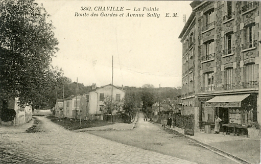 L’entrée du pavé des Gardes, à droite l’entrée du Parc Fourchon. CPA circulée le 18 juillet 1930 (coll. part.) L’entrée du pavé des Gardes, à droite l’entrée du Parc Fourchon. CPA circulée le 18 juillet 1930 (coll. part.)