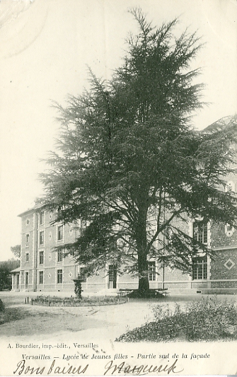 Prise sous un autre angle, la faade disparat derrire un grand cdre. Carte de voeux du 1/1/1905 de Versailles  destination de Barr (Alsace alors allemande). A. Bourdier diteur, dos non-divis. (coll. part.)