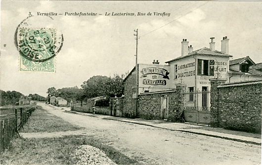 Le lactarium rue Yves le Coz. Un élevage alimentait en lait frais les pouponnières du quartier. La route de Viroflay (on distingue au fond le remblai de la voie ferrée) a été nommée rue Yves Le Coz en hommage à un ancien maire de Versailles. (coll. part.)
