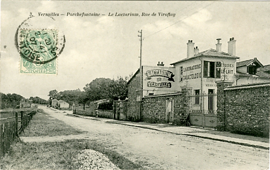 Le lactarium rue Yves le Coz. Un élevage alimentait en lait frais les pouponnières du quartier. La route de Viroflay (on distingue au fond le remblai de la voie ferrée) a été nommée rue Yves Le Coz en hommage à un ancien maire de Versailles. (coll. part.) Le lactarium rue Yves le Coz. Un élevage alimentait en lait frais les pouponnières du quartier. La route de Viroflay (on distingue au fond le remblai de la voie ferrée) a été nommée rue Yves Le Coz en hommage à un ancien maire de Versailles. (coll. part.)