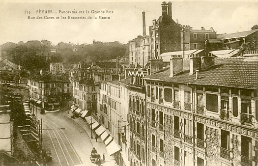 La nationale, avec ses tramways, passait alors au pied de la brasserie. CPA sépia. (coll. part.) La nationale, avec ses tramways, passait alors au pied de la brasserie. CPA sépia. (coll. part.)
