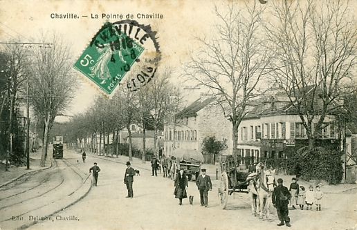 Belle affluence sur la route nationale  la hauteur de la Pointe ! On distingue bien l’aiguillage permettant le croisement des tramways. Aprs avoir ouvert la voie, le prpos  l’aiguille se rend  l’aiguille de sortie avec sa perche.