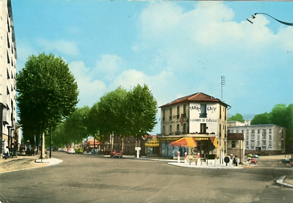 La fourche de la Pointe avec l’avenue  gauche partant sur Paris, et  droite la route des Gardes.