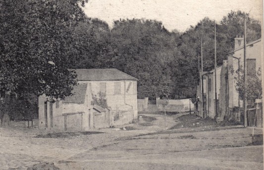 Une blanchisserie (enseigne en faade) tait au dbut du Pav des Gardes. Au fond le reste de la grille du chteau.