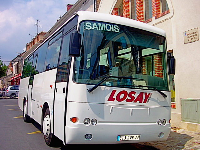 Le Bus en stationnement  la porte du Foyer.