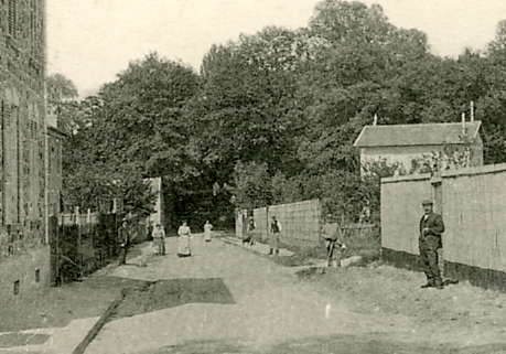 La partie basse de la rue Rmont descend vers le chemin du Cordon et le chemin de la Sablire,  l’ore du bois de Viroflay.