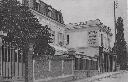 Au sortir de la gare Rive-Gauche, l’htel Lespour. A l’arrire-plan, on voit la rembarde du pont de la gare.