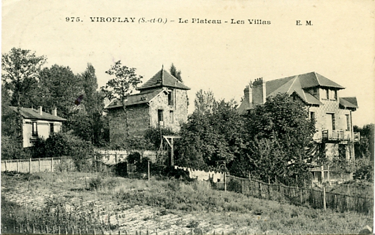 Les villas du plateau. L’ensoleillement qu’on peut déduire des ombres laisse penser que ces villas sont sur la rive droite. Une identification a permis de localiser près de la rue du 8 Mai. (coll. part.) Les villas du plateau. L’ensoleillement qu’on peut déduire des ombres laisse penser que ces villas sont sur la rive droite. Une identification a permis de localiser près de la rue du 8 Mai. (coll. part.)