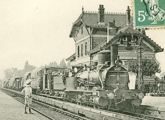 Locomotive en tte d’un train qui semble transporter des chevaux et de la paille bche. On peut supposer que ce train  vapeur est en provenance de la Beauce pour l’approvisionnement du Haras. Etant  vapeur il ne va pas entrer dans le tuneel et rebrousser.  (coll. part.)