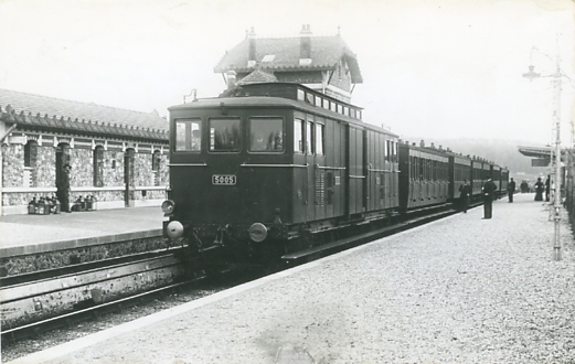 Motrice d’une rame  l’arrt en gare. (coll. part.)