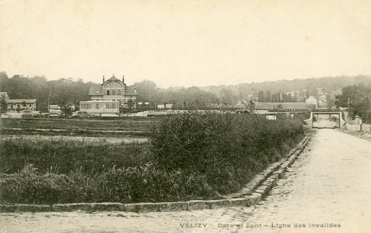 La descente de la rue de Jouy vue de l’angle de l’actuelle rue Pasteur. Encore aucune construction. Seule la gare domine au loin  gauche et les longs btiments de la ferme Gaillon sont visibles derrire le pont du chemin de fer des Invalides. (coll. part.)