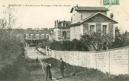 La rue Fronval s’appelait alors rue du Louvre prolonge. Fronval, professeur de pilotage et pilote d’essai  Villacoublay, est mort dans une collision en vol.  Au fond, la villa Bon Accueil qui borde la rue Chanzy a gard son aspect. Au premier plan, le mur en brique est partiellement maintenu de nos jours.  (coll. part.)