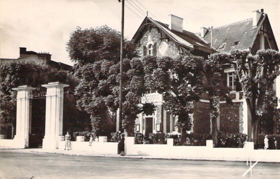 La Mairie dans les annes 1950. Les hauts murs ont t rduits  des banquettes de ciment dotes de lourdes chanes que les enfants aimaient balancer. (coll. part.)