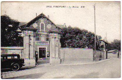 La Mairie dans les annes 30. L’ex proprit Morny est encore ceinte de hauts murs qui ont trouv leur utilit comme panneaux d’affichage (coll. part.)