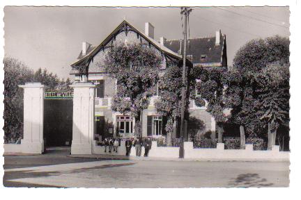 La Mairie dans les annes 50. Les hauts murs ont t rduits  des banquettes accueillantes. (coll. part.)