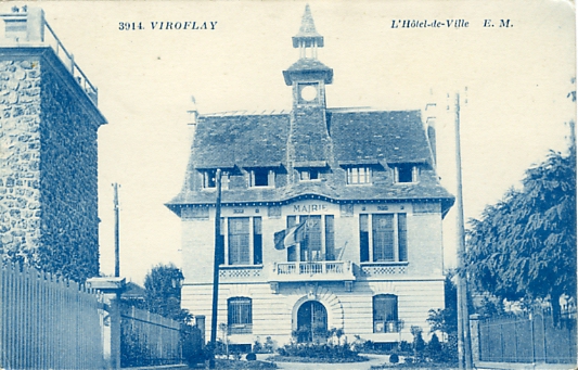 La Mairie vue de la rue. Plan serr. Coll. part.