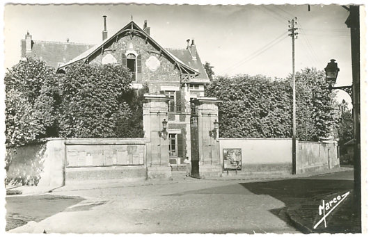 La Mairie, cerne par des hauts murs. CPSM annes 50, N/B bord dentel. (coll. part.)