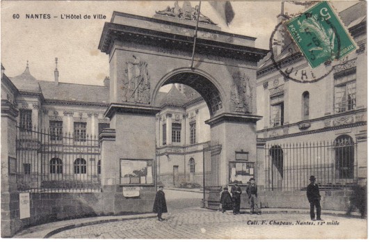 Ancien porche de l’Htel de ville. Actuellement il n’y a plus qu’une grille avec une porte.