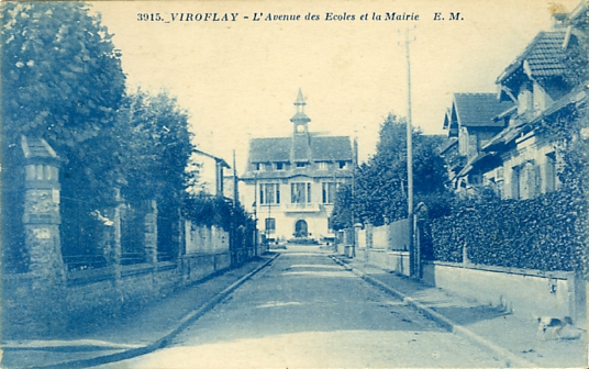 La Mairie vue de la rue. Plan large. Coll. part.