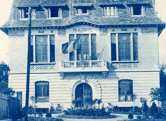 Détail de la façade pavoisée de la Mairie. CPA bleue. Coll. part. Détail de la façade pavoisée de la Mairie. CPA bleue. Coll. part.