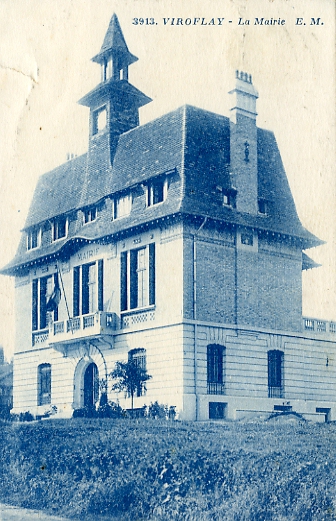 Belle vue de la nouvelle Mairie sur le Plateau, donnant un aspect imposant. CPA bleue (coll. part.)