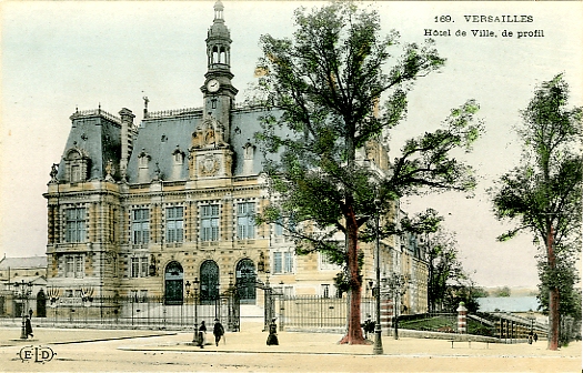 Une belle vue colorie de l’Htel de Ville. La premire guerre mondiale n’a pas encore dbut et la zone du monument aux morts est encore un talus engazonn en avant du grand escalier latral. On note aussi une grille limitant l’accs en faade.. (coll. part.)