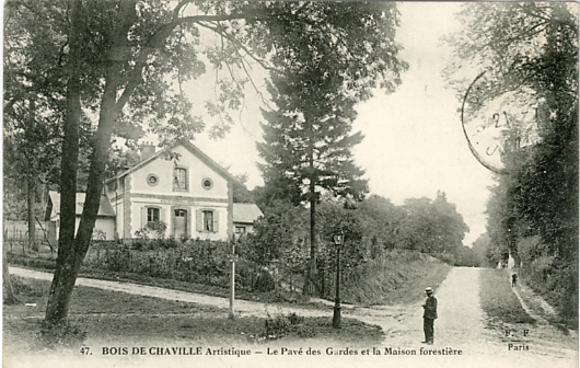 D’une architecture semblable  celle de Viroflay, la maison forestire de Chaville est maintenant dissimule par la vgtation en bordure de la route des Gardes, en face du Gros Chne. (coll. part.). (coll. part.)