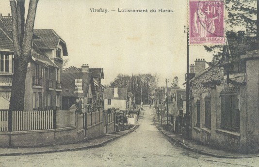 Haut de la rue Malout, vue depuis l’arrire de l’Htel de Morny et l’avenue Welschinger. Cette rue dessert les terrains que possdait le baron Malout. Ils furent lotis en 1926 sous le nom de Parc du Grand Chlet. Au point bas,  gauche, part la rue Leroy-Beaulieu qui permet de rejoindre le Haras en passant sous les voies ferres. CPA circule (coll. prive)