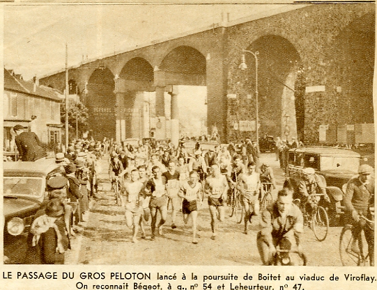 Passage des coureurs sous les arcades. Coupure de presse.