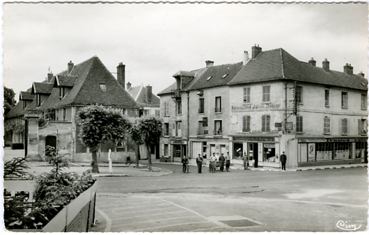 Vue de la place Peyron, face au château. CPSM années 60,  circulée le 7 avril 1986 (coll. part.)