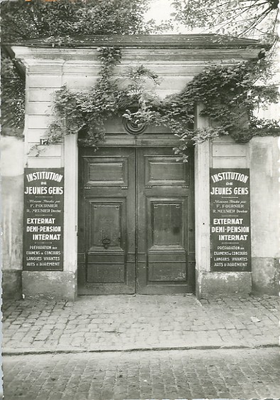 Porche d’entrée de l’école de garçons de M. Meunier qui occupait l’hôtel seigneurial Aimery jusqu’aux années 70. (coll. part.)