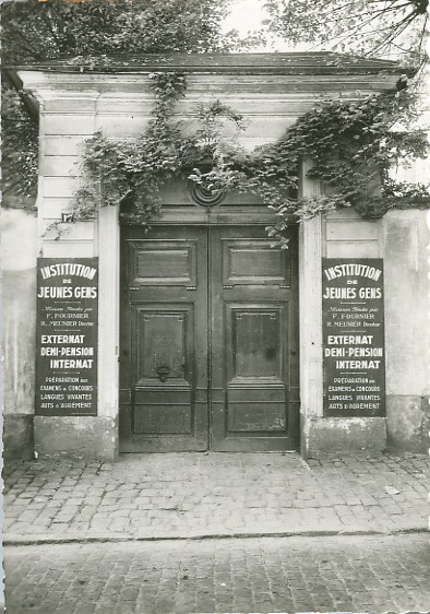 Porche d’entre de l’cole de garons de M. Meunier qui occupait l’htel seigneurial Aimery jusqu’aux annes 70. (coll. part.)