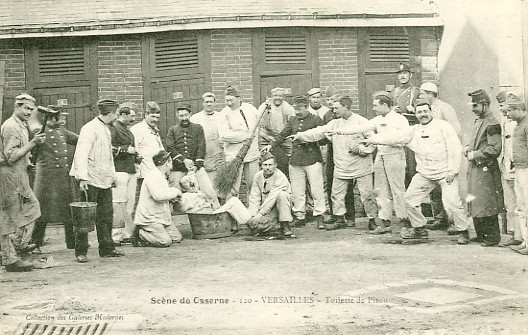 Scne de la vie de caserne  Versailles. La toilette de Pitou. n° 120, Collection des Galeries Modernes. Non circule, dos divis. (coll. part.)