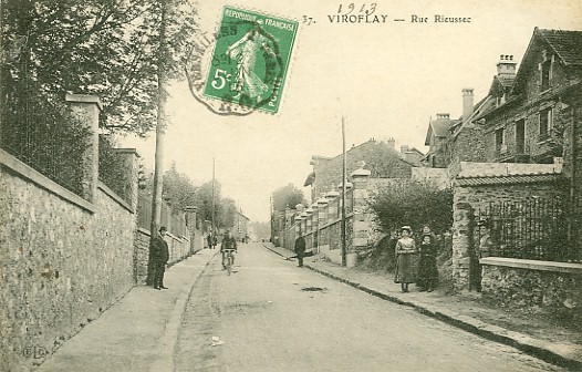 Prise dans l’autre sens, la rue Rieussec tait troite et progressait entre les murs des proprits. CPA circule.  (coll. part)