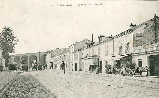 Vue vers les Arcades avec les commerces.